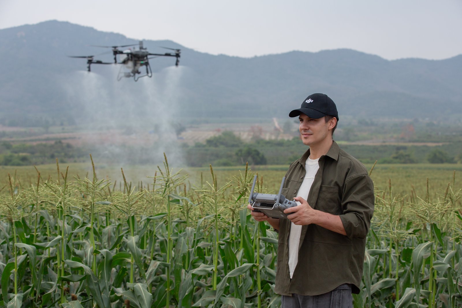 Operação agrícola apoiada por tecnologia DJI Agriculture